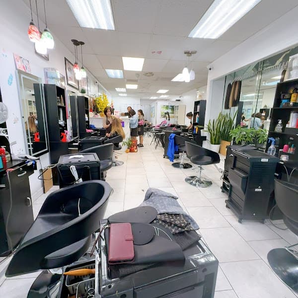 Young Young Beauty Salon 3