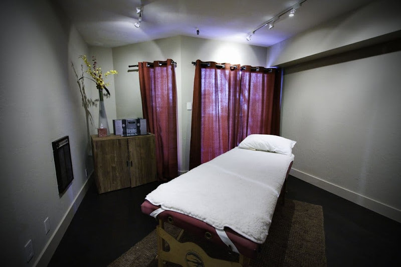 Momentum Chiropractic Clinic - Spine Pain Relief - Dr. Khanin
