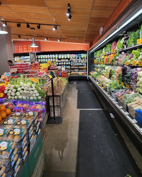 Gus's Community Market 4