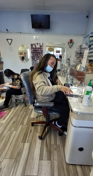 Central Nails 3