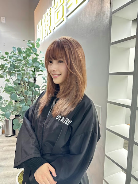 Emily & Friends Salon 1
