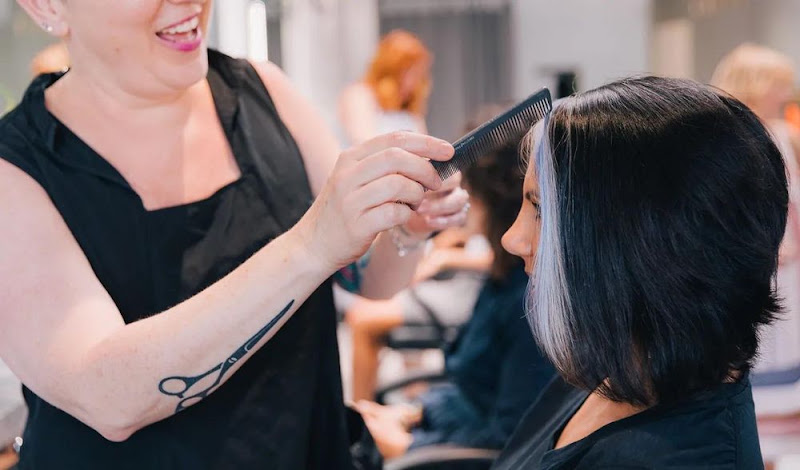Lola Salon