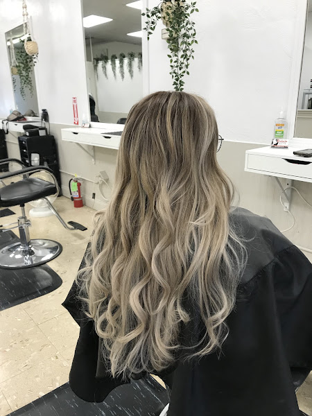 DELUXE BEAUTY SALON