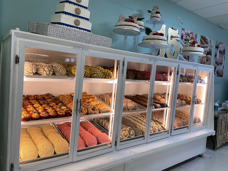 Rico's Cakes Panaderia 4