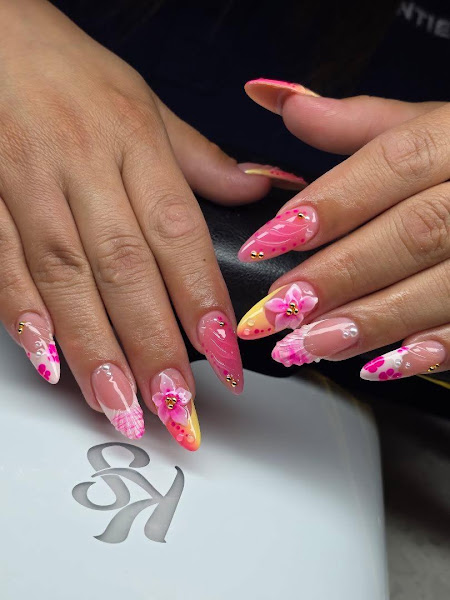 Latinas Nails Salon