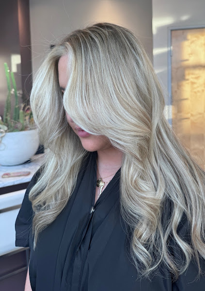 Pura Vida Salon 1