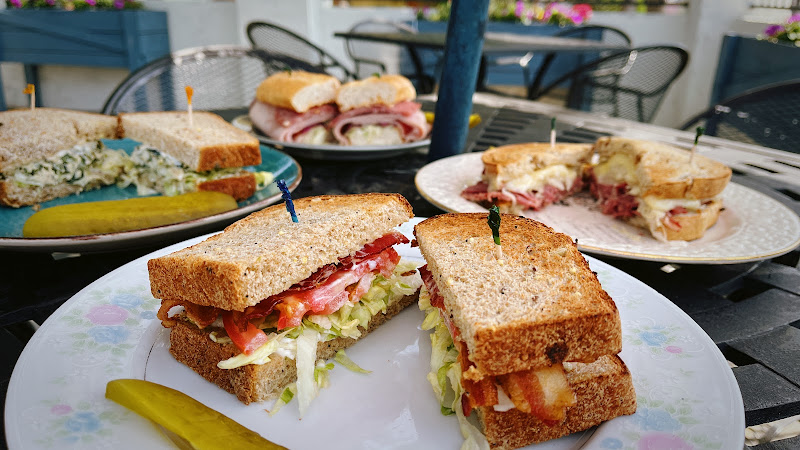 W D Deli & Bakery 4