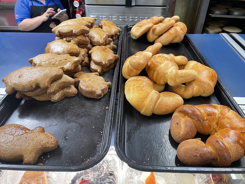 El Folklor Bakery 4