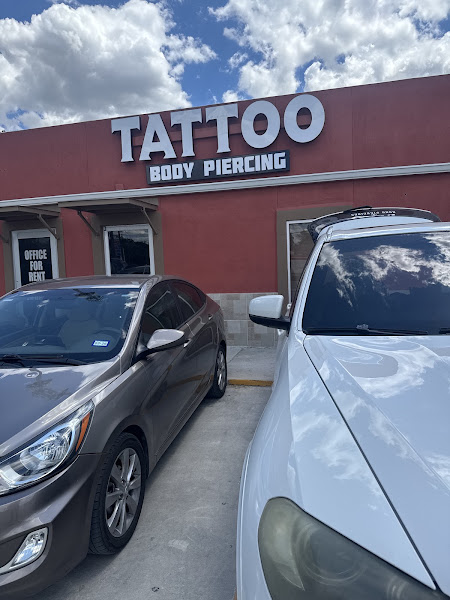 Pain & Pleasure Piercing & Tattoo Studio 4