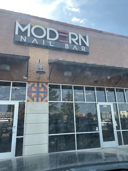 Modern Nail Bar 3