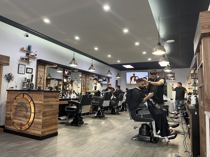 Professional Hair Salon حلاق عربي 3
