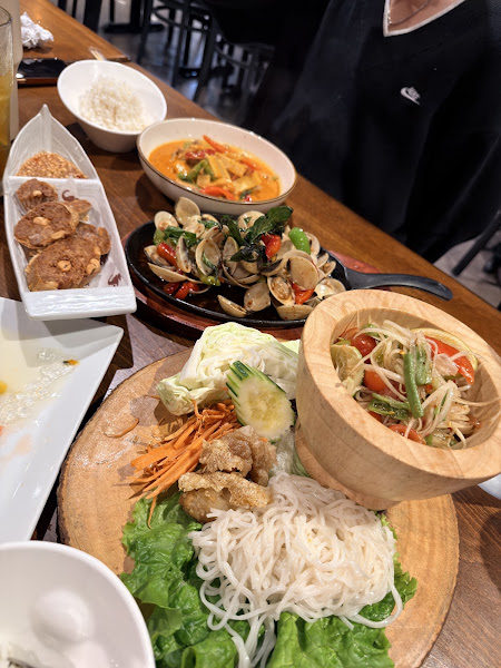 Chang Yai Thai Noodle & Cafe 4