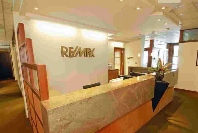 RE/MAX - Metro Realty 3