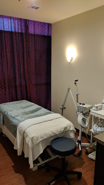 Hand & Stone Massage and Facial Spa 4