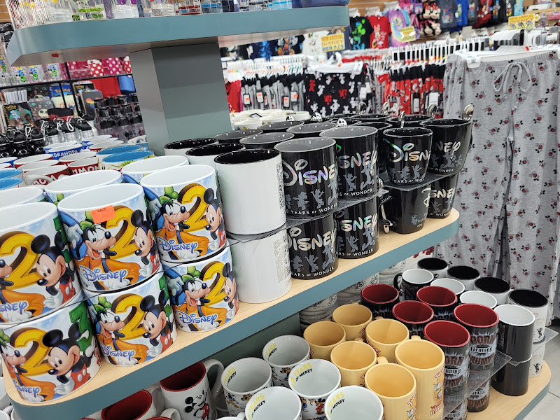 Bargain World Florida Outlet Gift Shop 4