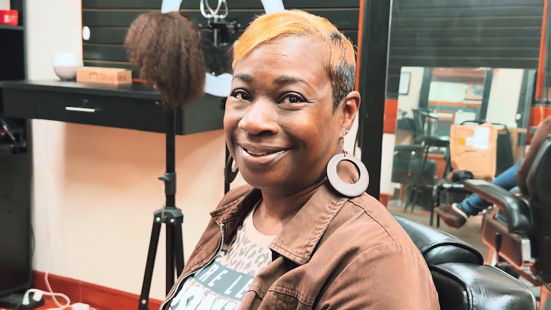 ROYAL CROWN BARBERSHOP & NATURAL HAIR SALOON 3