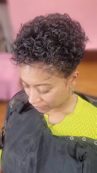 Divine Creations Unisex Salon 3