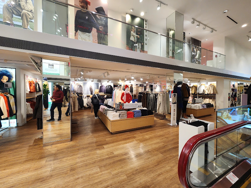 UNIQLO Chestnut Street 4