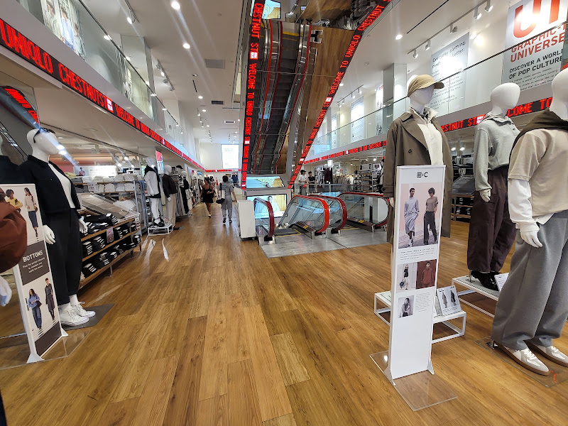 UNIQLO Chestnut Street 5