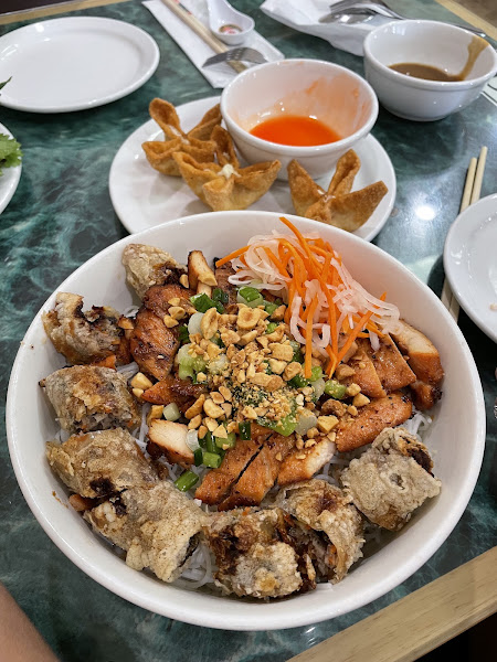 Golden Phở & Grill 3