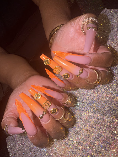Mainstream Nails