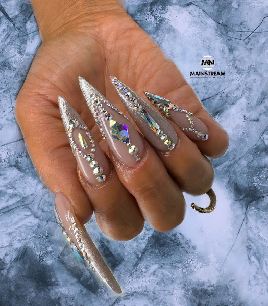Mainstream Nails 4