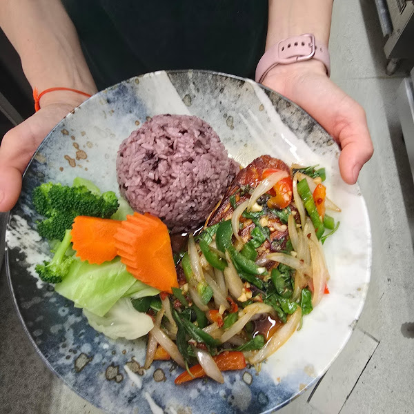 Bowl and Plate Eatery 5
