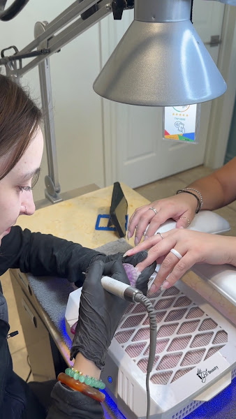 TAT'S NAILS ON CENTRAL 3