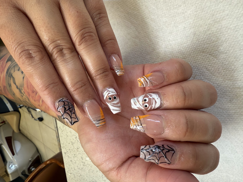 U Nails & Spa