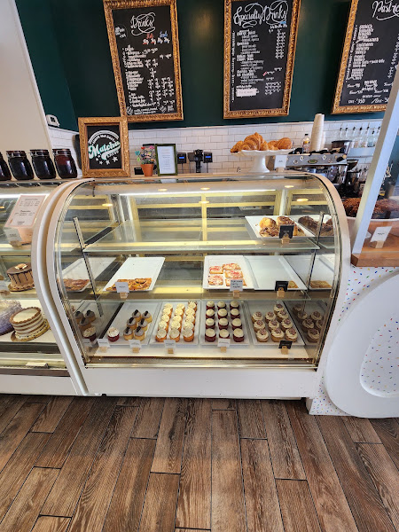Oakleaf Cakes Bake Shop 5
