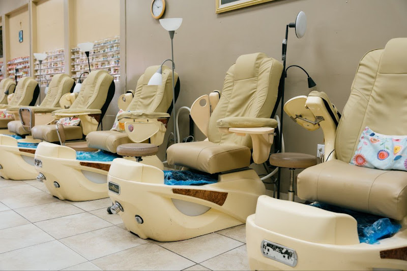 DAY SPA HAIR & NAIL SALON 3