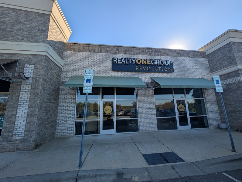 Realty One Group Revolution, Phuong Le, Broker 3