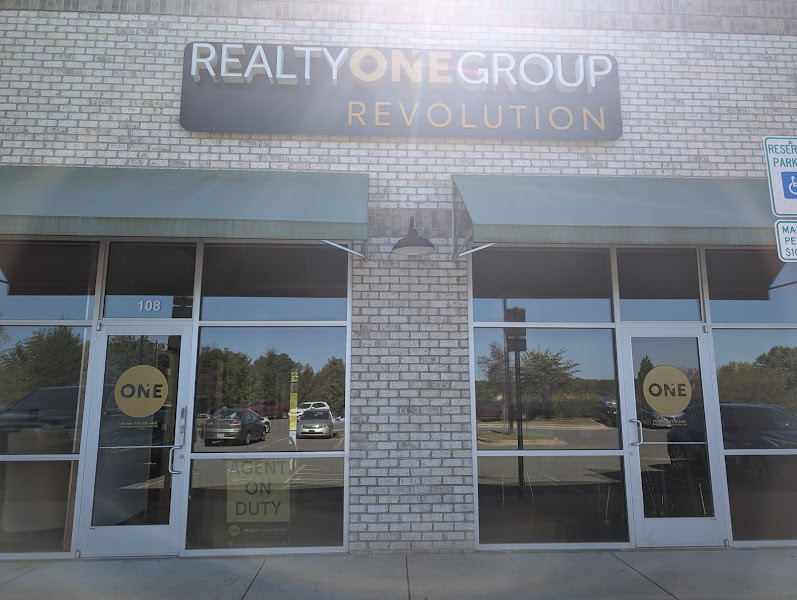 Realty One Group Revolution, Phuong Le, Broker 4