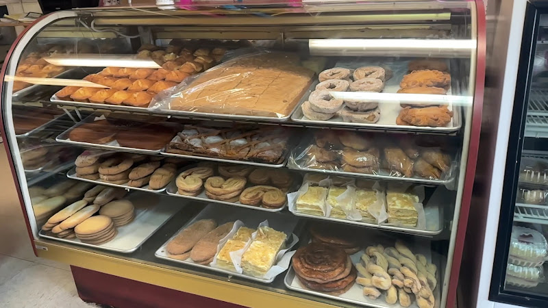 Panaderia Y Pasteleria Latina 3