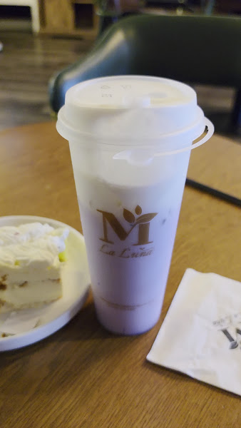 La Luna Tea & Dessert Bar 3