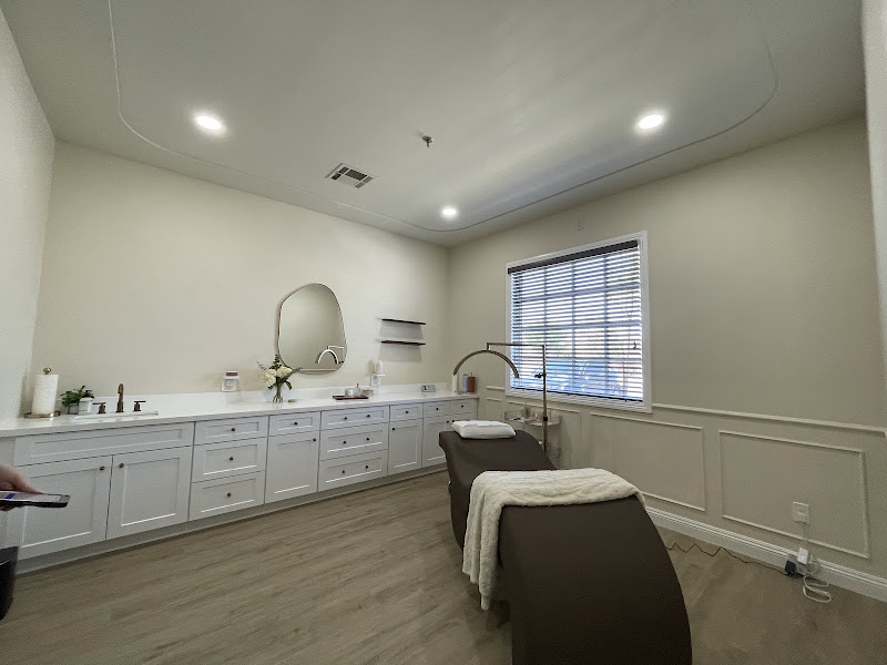 Refine beauty lounge 4
