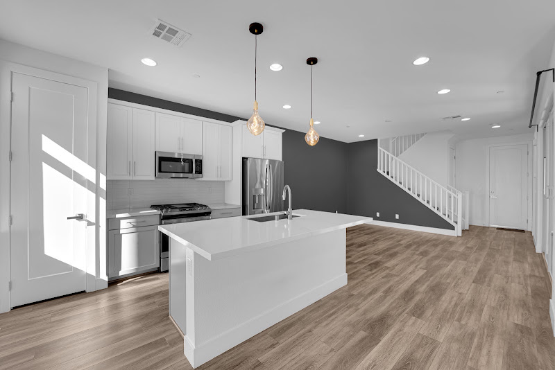 Gustavo Lopez Raya, REALTOR | glo homes with lpt Realty in Las Vegas 5