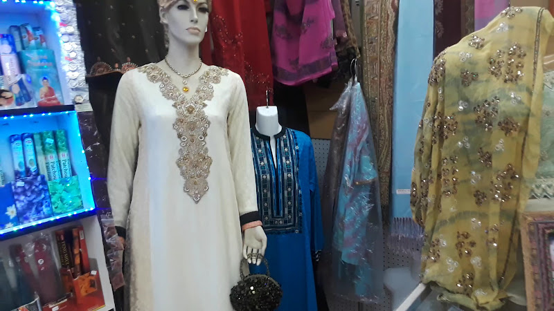 Unique Fashion Designer Jewelry Store 3
