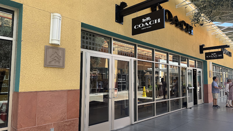 COACH Outlet 2