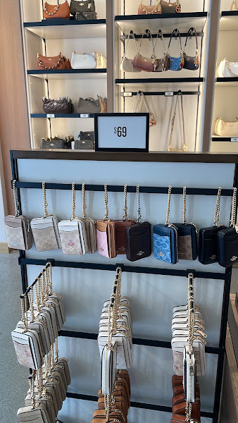 COACH Outlet 4
