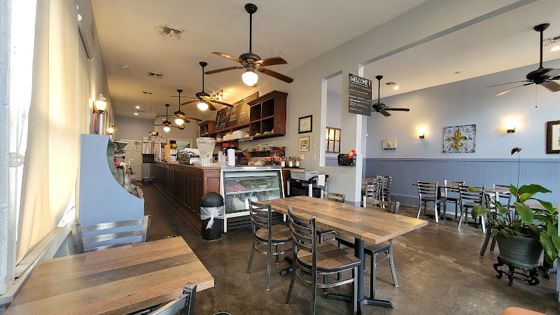 Le's Baguette Banh Mi Cafe