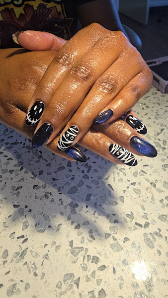 Tropical Oasis Nail Salon 3