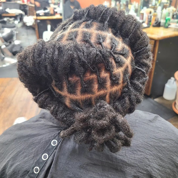 Headquarters Barber Beauty and Natural Hair Salon 5