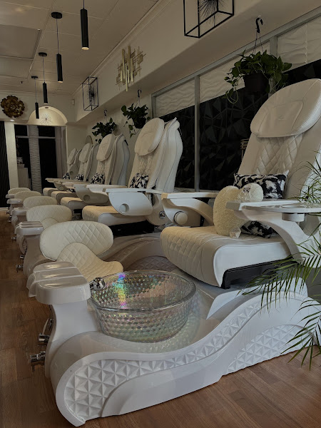 D'Lux Nails & Spa