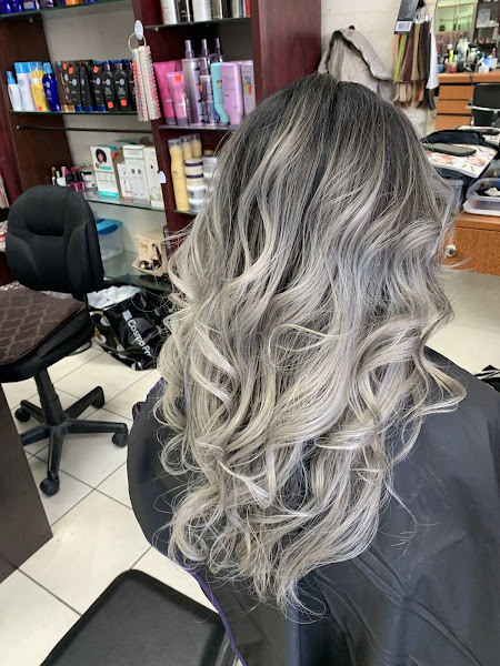 Kelly's Salon 4
