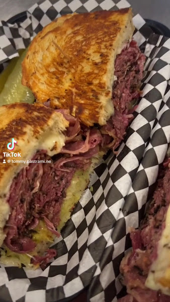 Tommy Pastrami New York Delicatessen 3
