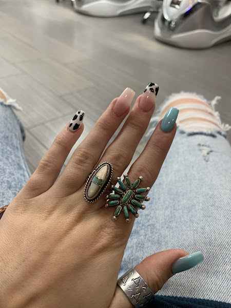 Golden Nail Bar 3