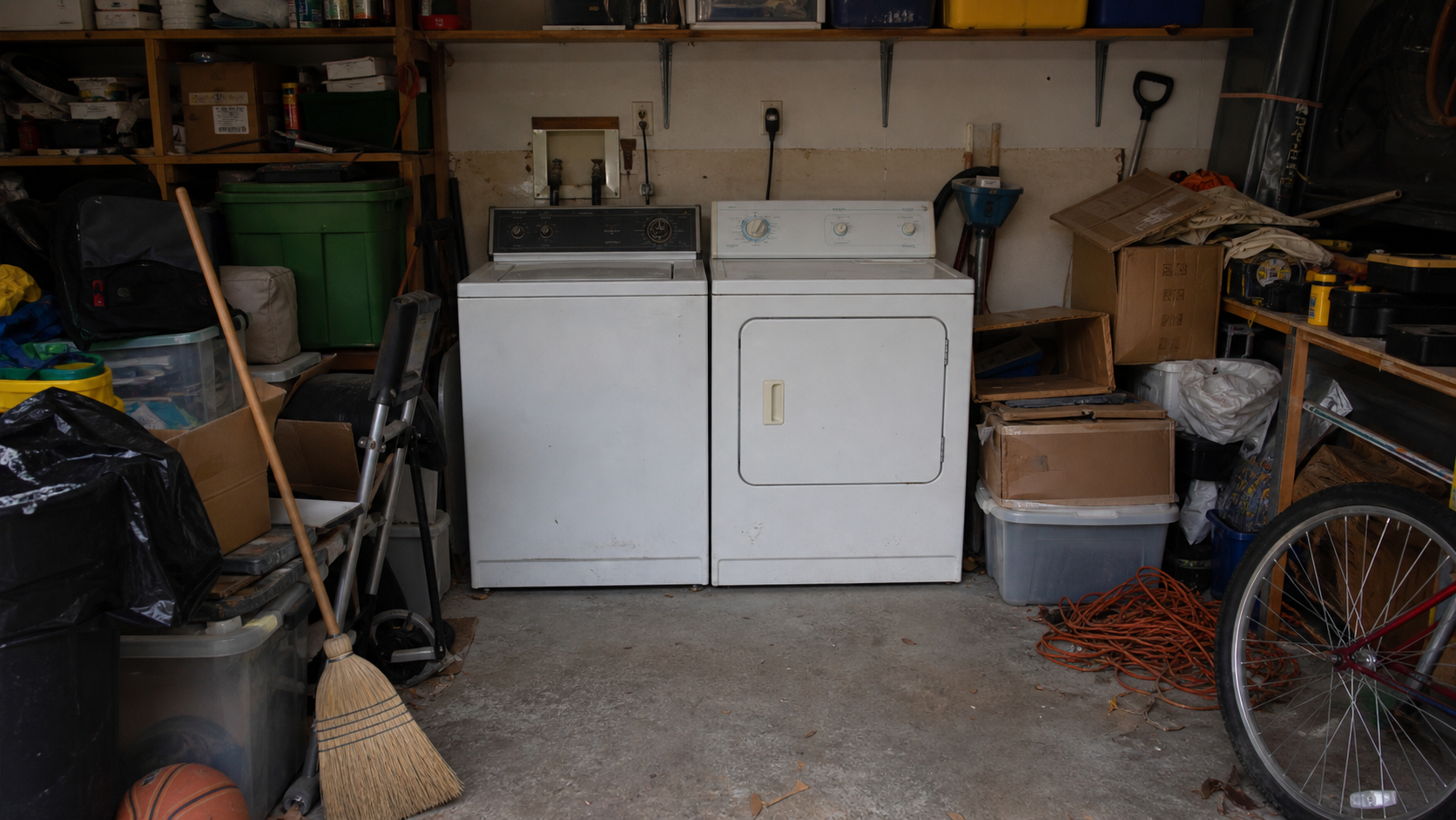 Máy giặt máy sấy để ngoài garage bừa bộn