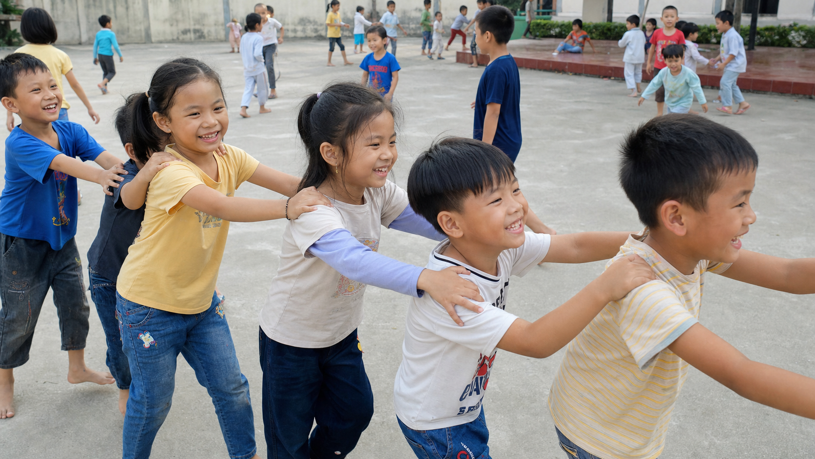 Các em nhỏ vui đùa trong sân trường