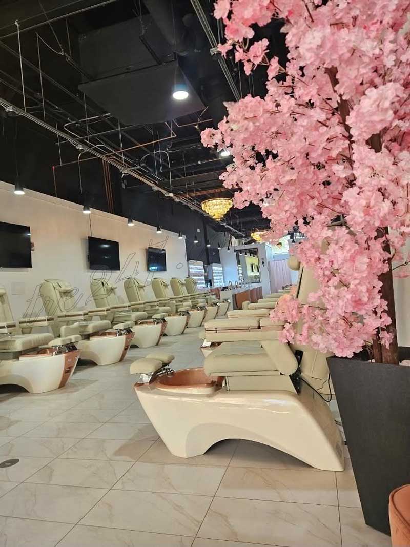Sang Tiệm Nails DOWNTOWN POMONA, California - Income Tốt